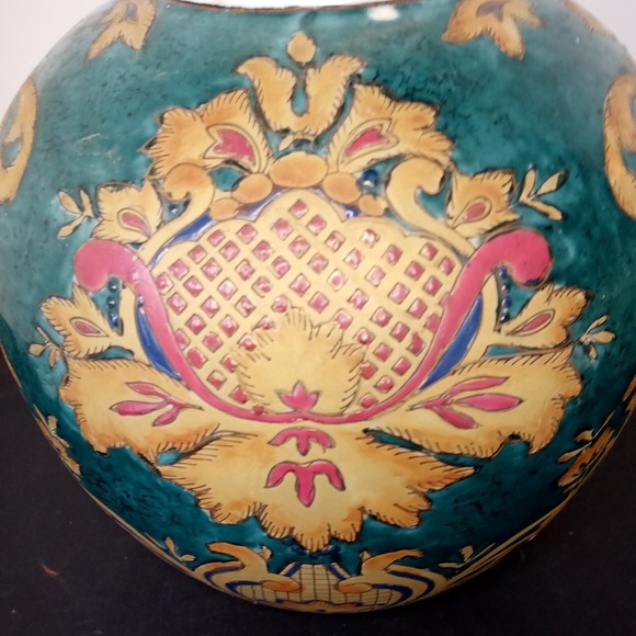 Medium Round Porcelain vase Green In Color Floral Pattern - Picture 12 of 16